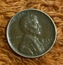 🪙✨ 1949 Brass Threepence – A Rare Find! Most people think all old pre-decimal coins are common… but the 1949 brass threepence is different. Only 464,000 were ever minted, making it one