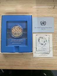 1975 The United Nations Peace Medal with Stand Franklin Mint ...