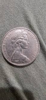 Does this 20c coin have a rim cud error and/or a 3.5 hand error?