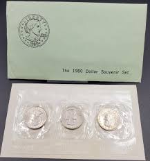 Sold at Auction: 1980 Uncirculated 3-Coin Souvenir Susan B Anthony Dollar Set in Original Packaging