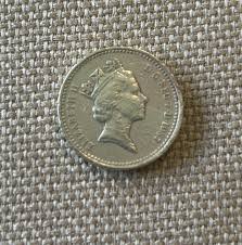 UK One Pound 1987 Queen Elizabeth II Royal Arms DECUS ET ...