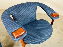 Fauteuils en noyer bleu Adrian Pearsall du milieu du siècle 1960 - En vente sur 1stDibs