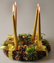 Amazon.com: HOME-X Golden Pinecone Christmas Wreath Candle ...