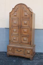 1970's Espectacular Cómoda Alta Hollywood Regency/ Puertas con Paneles de Madera Modernage en venta en 1stDibs