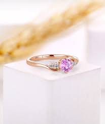 Anillo de compromiso único con zafiro rosa y moissanita redonda de oro rosa, alianza nupcial hecha a mano, regalo para mujer - Etsy España