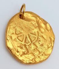 Sold at Auction: A 22K Yellow Gold Nautical Themed Small ...
