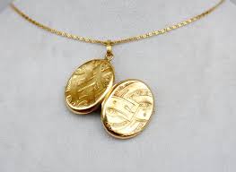 1882 Antique Engraved Pendant Picture Locket solid 18K Yellow Gold / 3.7gr For Sale at 1stDibs