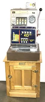 Sold at Auction: Vintage Aristocrat 25¢ Mechanical Slot Machine