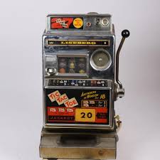 Sold at Auction: MACHINE À SOUS "TIC TAC TOE" de la marque LISEBERG