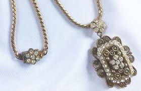 QUEEN VICTORIA Necklace