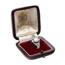 Sold at Auction: Atelier Joseph Resch Fii, Joseph Resch & Sons Ring, Royal House Supplier, made of platinum, in Art Deco style, decorated with pearl and diamonds, accompanied by the original box