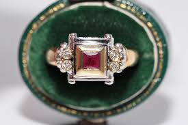 Vintage Circa 1980s 18k Gold Natural Diamond And Ruby Square Design Ring For Sale at 1stDibs