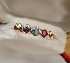 Lot - ALEXANDRITE, RUBY, ZIRCON AND GOLD RING