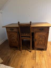 Antikk skrivebord i tre med tilhørende stol | FINN-torget