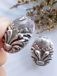 Vintage Jewelry 西洋古董飾品 Whiting & Davis 銀色調 徽 夾式耳環 - Shop Vintage Jewelry old-time-corner Earrings & Clip-ons - Pinkoi