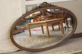 Lot - AN OVAL WALL MIRROR