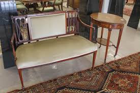 Lot - AN EDWARDIAN MAHOGANY SETTEE AND OVAL LAMP TABLE