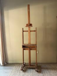 Pine easel – Good Behavior