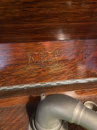 ARTOPHONE Victrola Phonograph | EstateSales.org