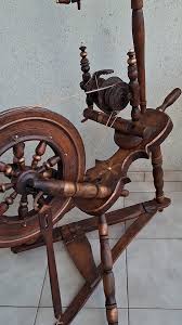 ANTIQUE UNIQUE SPINNING WHEEL with violin shape base | eBay