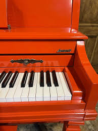 Piano Baldwin nouvellement laqué avec clés ivoire sur 1stDibs