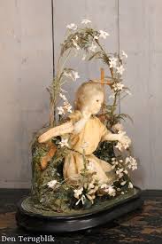 Antieke stolp met wassen kindje - Den Terugblik