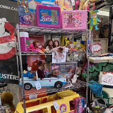 If you were an 80s/90s kid, you need to check out this vintage store in Asheville! 👜 Our Neighbors Love Us @ourneighborsloveus is an amazing vintage store in Asheville, NC. It has