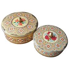 Similar Items to 2 Matching Candy Tins Vintage Red Roses ...