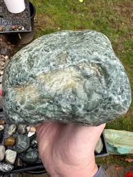 Any idea on this one? : r/whatsthisrock