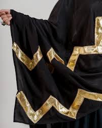 This stunning outfit features a flowing black chaniya with a ...