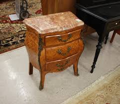 Lot - PAIR OF LOUIS XV STYLE PETITE COMMODE NIGHTSTANDS