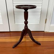 UBC653 Mahogany Bombay Round Pedestal Table | EstateSales.org