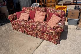 Broyhill Maroon floral couch - Swico Auctions