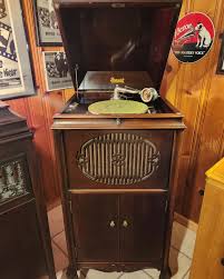 Just picked up this Brunswick Valencia phonograph yesterday