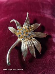 Judy Lee Signed Gold Tone Flower Brooch With Multiple Rhinestones | eBay