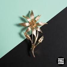 Groovy Vintage 60s 70s Gold Daisy Brooch With Stem - Etsy