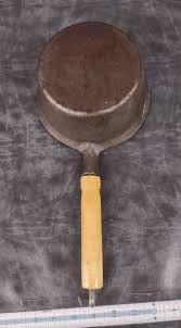VINTAGE 2 QUART CAST IRON SAUCE PAN W/ WOOD HANDLE | eBay