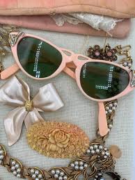 Sold at Auction: 20 pc 1950s Cats Eye Sunglasses, Silk ...