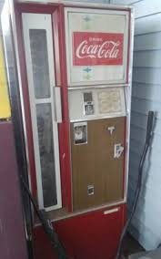 Vintage Coke bottle machine, runs but does need some work ...