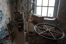 Dental Clinic in the Abandoned Memphis Marine Hospital : r/AbandonedPorn