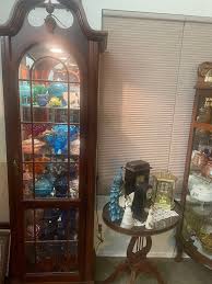 Beautiful Curio Cabinet Vintage Excellent Condition