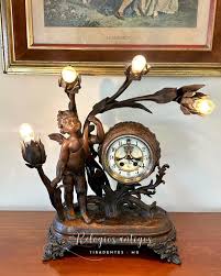 Relógio Pedestal Carrilhão Marca: Gustav Becker. Origem: Alemã. Ano: 1920. Melodia: Westminster. Dimensões: 2,20x0,52x0,28 metros.