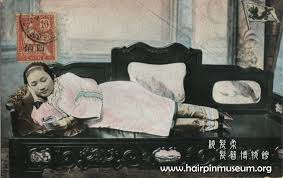 Reclining on a bench - Beauty old Postcards From Early China