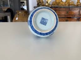 A Chinese blue and white garlic-head mouth vase with floral design, Qianlong mark, 20th C. - Coronari Auctions