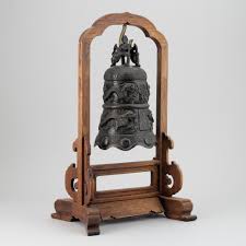 A Chinese bronze bell, early 20th Century. - Bukowskis
