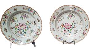 Pair Chinese Qianlong plates of pink family, 18th century | intOndo