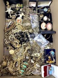 Sold at Auction: Assorted Gold Fashion Jewelry