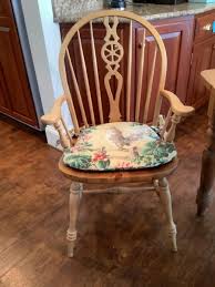 K. 1142. Ethan Allen Dining Table & 6 Chairs with Rooster Cushions | EstateSales.org