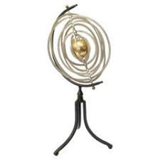 Astrolabio francés de mediados del siglo XX, de latón y acero, hecho por artistas, sobre base de hierro en 1stDibs