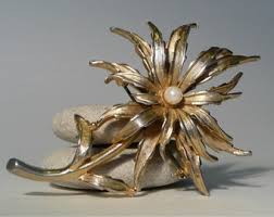 Vintage Large Damascene Floral Brooch/pin Faux Pearl - Etsy